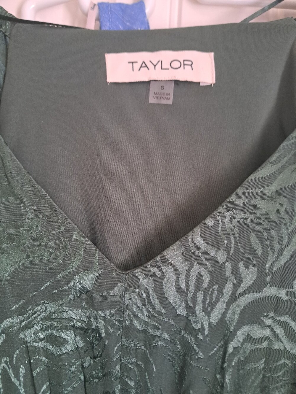 TAYLOR Long Sleeve V-Neck Maxi Dress GREEN embossed smocked lined flowy Small - Picture 10 of 12